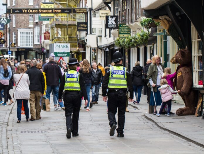 iStock-697263322 (1) Police on high street